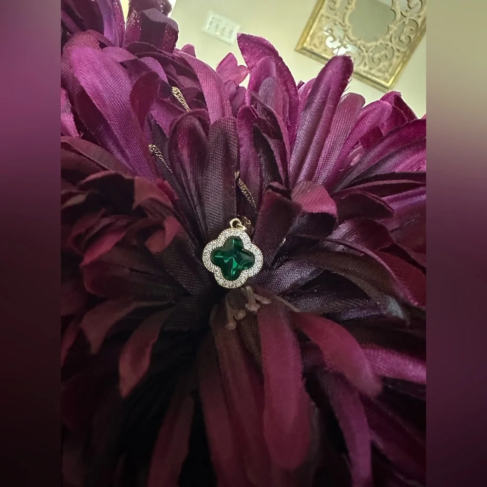 Necklace with green accent